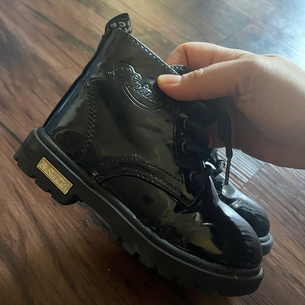 girl's black boots